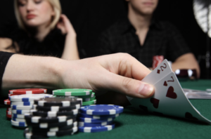 Read more about the article 【德州撲克】關於單桌與多桌的撲克分析
